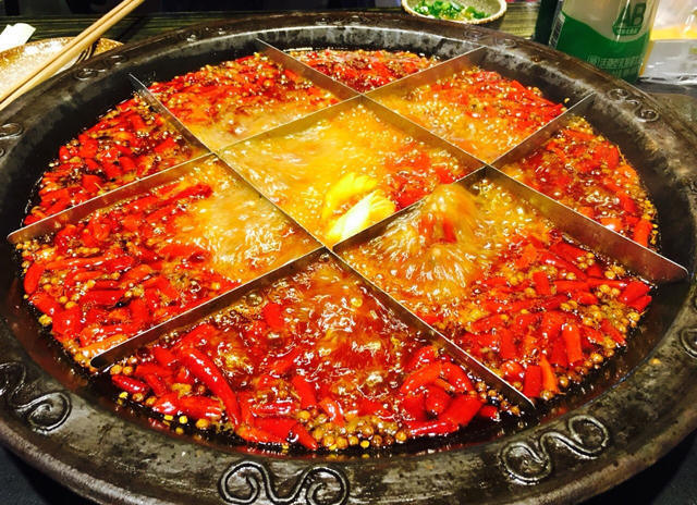 重慶火鍋底料批發(fā)對火鍋文化的闡述 重慶火鍋底料批發(fā)主要提供火鍋底料的銷售，對于一家生意很好的火鍋店來講，選擇一家穩(wěn)定的供應商是保證生意的必要措施，一般來講，進行長期合作的廠家在口味上才能夠進行還原，避免了頻繁換供應商對口味帶來的變化。 重慶火鍋種類繁多，主要以毛肚為主，當然每道菜都有重慶風味。調(diào)味料也以芝麻油、蒜泥、香菜、洋蔥、蠔油等輔助蘸料為基礎。吃得很豪放，尤其是在夏天，重慶火鍋赤手空拳，能感受到重慶火鍋帶來的浸泡。只有當你真正享受辛辣的火鍋時，你才能品嘗到重慶火鍋的特色。這是重慶特有的風味，也是重慶火鍋在吃的時候可以體驗到的靈魂深處。重慶的火鍋充滿了時代的氣息。每一口火鍋都能見證重慶火鍋的歷史發(fā)展。在這樣的環(huán)境下，重慶火鍋帶來了時代的呼喚，發(fā)出了美食的號角，繼承了傳統(tǒng)的美食，創(chuàng)造了重慶火鍋更好的口味。 重慶火鍋底料批發(fā)從歷史文化的角度出發(fā)，可以說重慶火鍋是百年歷史，在不斷精細化的工作過程中，重慶火鍋吸引了更多的人去認識，在飲食中也涵蓋了更多的歷史文化，取得了更大的成就。重慶火鍋基地的也讓人們記住了重慶的文化意義?；疱伝夭牧蠌S生產(chǎn)和生產(chǎn)火鍋基地材料是歷史發(fā)展的結(jié)合，而且在不斷生產(chǎn)的基礎材料中可以有多種口味和經(jīng)驗，這也是對重慶火鍋的認可，是重慶火鍋精神的歷史驅(qū)動。重慶火鍋的味道是很有特點的，特別是我們吃火鍋的時候，我們可以識別和體驗火鍋的味道。重慶火鍋在吃火鍋時，會帶來一定的特色和各種口味，所以火鍋的味道也可以被更多人接受和喜歡。 重慶火鍋底料批發(fā)的風味體現(xiàn)在多樣化的格局中。說重慶火鍋的多樣性真的沒有覆蓋，更不用說重慶火鍋中的紅油黃油了。重慶火鍋的香辣味足以讓更多的人喜歡。當然，目前重慶火鍋種類較多，但所有的基礎材料都圍繞著重慶火鍋展開。美味的麻辣鍋，正宗的重慶火鍋，精致的火鍋，吃起來正宗的味道，是重慶火鍋帶來的享受。 為了追求健康，重慶火鍋帶來了越來越多的基礎材料。在基礎材料上，滋補木耳湯火鍋也可以帶來這個時代的正宗味道，吃在嘴里，享受美味的重慶火鍋。重慶火鍋的番茄火鍋很有特色，可以是酸辣的，可以是酸辣的，但是吃這種火鍋，你可以享受到重慶火鍋的美味，是重慶火鍋從主料到主料的絕配。當然，這種重慶火鍋有著獨特的風味，是對重慶風味的體驗和認識。但我們吃的是火鍋。我們所享受的是重慶的品味和體驗。